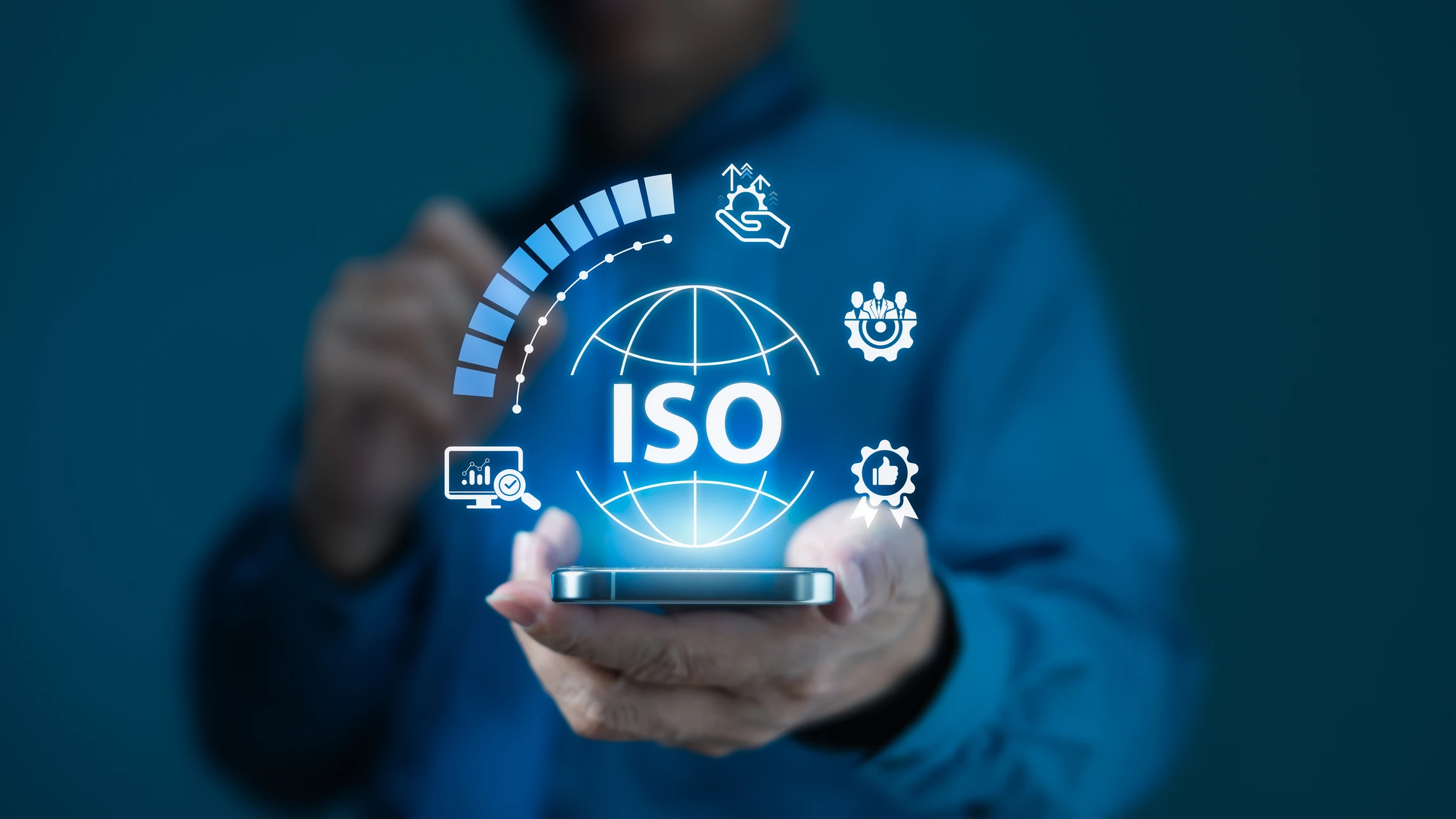 Une main ajuste un thermostat numérique mural blanc affichant 21°C