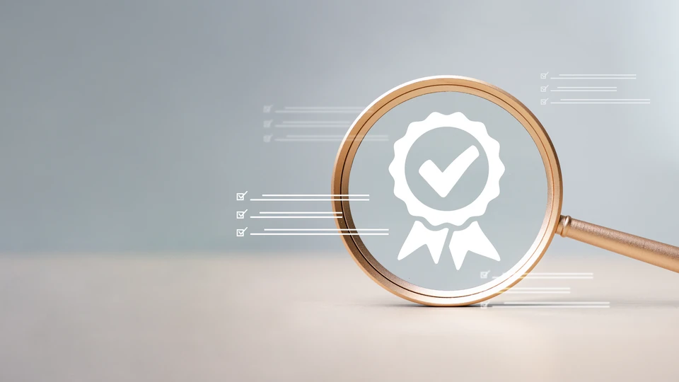 Plombier professionnel en chemise à carreaux installant un système de chauffage par le sol dans un local technique